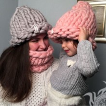 Мама і дитина в прикольних шапках