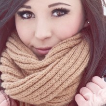 Крута фотка дівчина в шарфику
