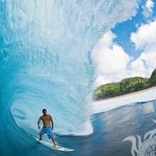 Descarga el surfista sobre las olas