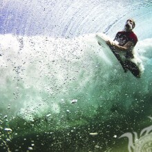 Chico surfista en el avatar de onda