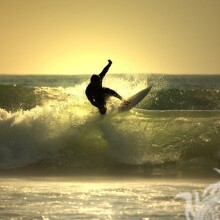 Ava con un surfista en las olas descarga para VK