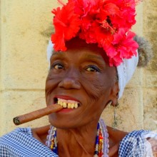 Schwarze Oma mit einer Zigarre auf dem Profilbild