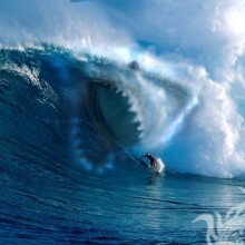 Surfista sobre las olas en la descarga de avatar