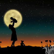 Mutter mit Kindern auf dem Hintergrund des Bildes des nächtlichen Himmels