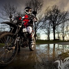 Foto de motociclista en movimiento en un avatar