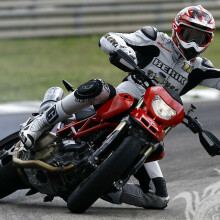 Racer Foto auf einem Motorrad auf einem Avatar herunterladen
