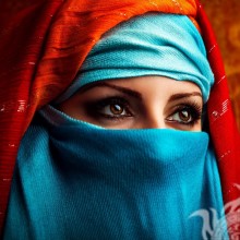 Mulher muçulmana em avatar com rosto fechado