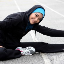 Mulher muçulmana fazendo foto de esportes no avatar