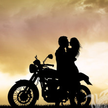 Schattenbild eines Kerls mit einem Mädchen und einem Motorradbild