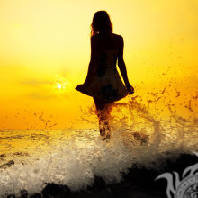Menina de vestido curto, espirrando a imagem do mar
