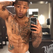 Selfie de ébano em tatuagens