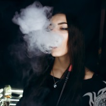 Mädchen, das Rauchfoto auf Avatar bläst