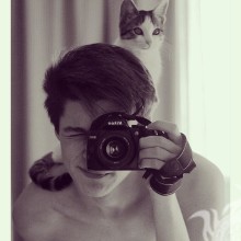 Selfie de um cara com um gato em seu avatar