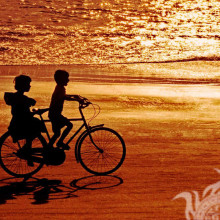 Strandseekinder auf einem Fahrradfoto