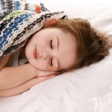 Красивая девочка малышка спит на аву