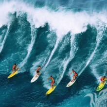 Foto de surfeando en las olas para la descarga de tu foto de perfil