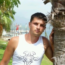 Chico turco en el mar cerca de palmeras descarga de fotos para avatar
