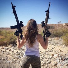 Foto de uma garota de costas em um avatar com um avatar de download de arma