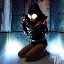Foto de una niña con una máscara de gas en la descarga de avatar