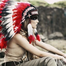 Девушка в маске с перьями индейца скачать