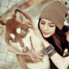 Chica con foto de perro en descarga de avatar