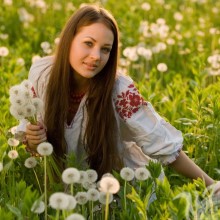 Schönes Mädchengesicht mit Blumen für Avatar-Download
