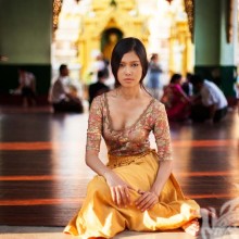 Schöne Frau im Tempel von Nepal Foto-Download für Avatar