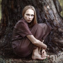 Chica rubia descalza debajo de una foto de árbol para avatar