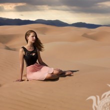 Дівчина в пустелі фото