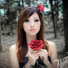 Menina japonesa com flor