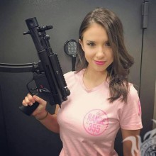 Фото дівчини зі зброєю на аву