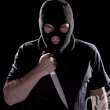 Un hombre con una máscara con un cuchillo en su avatar.