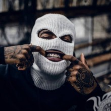 Rapper com máscara no avatar