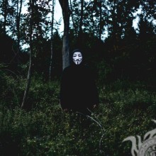 Der Typ auf dem Maskenbild auf einem dunklen Cover in VK