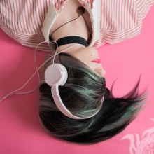 Baixar foto de uma garota em fones de ouvido para avatar