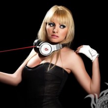 Аватарка блондинка з навушниками