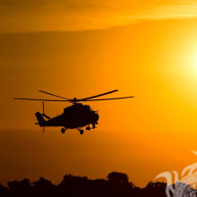 Hubschrauber im gelben Himmel auf sozialem Netzwerk