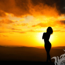 Weibliche Figur in den Strahlen des Sonnenuntergangsavatars