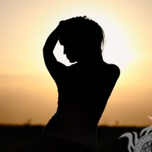 Silhouette d'une fille sur le fond du téléchargement de l'avatar soleil