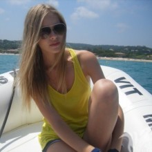 Блондинка в лодке фото на аватар скачать