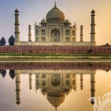 Taj Mahal reflété dans l'eau sur le profil