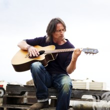 Robert Carlisle com uma guitarra na foto do perfil
