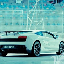 Photo d'une voiture Lamborghini à grande vitesse sur la photo de profil