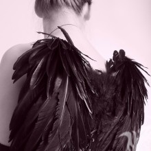 Ангел с черными крыльями ава со спины