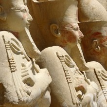 Египетские статуи из камня на профиль