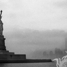 Estatua de la libertad en la niebla