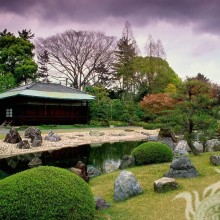 Jardín de rocas japonés y casa avatar