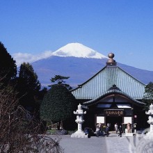 Paisagem do Japão com uma casa e uma montanha na sua foto de perfil