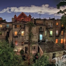 Edificio residencial inusual con ventanas en llamas en la foto de perfil