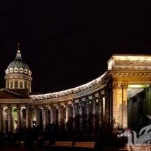 El edificio de la Catedral de Kazán en San Petersburgo en la foto de perfil